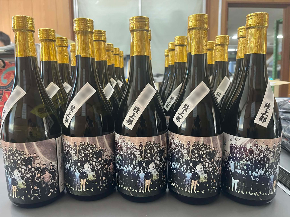大学の古希の同窓会用オリジナルラベルのお酒の画像