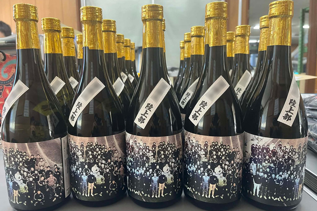 大学の古希の同窓会用オリジナルラベルのお酒の画像